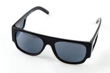 beyaz üzerine güneş gözlüğü