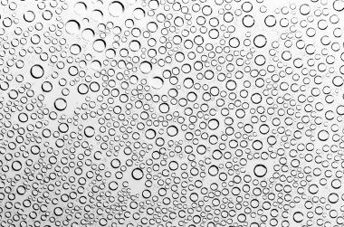 siyah ve beyaz olarak su damlaları