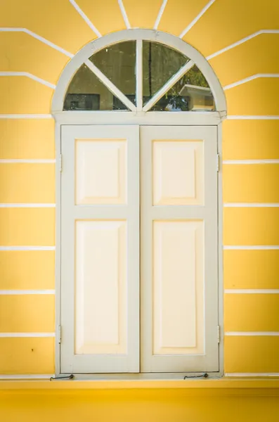 Vieja ventana clásica — Foto de Stock