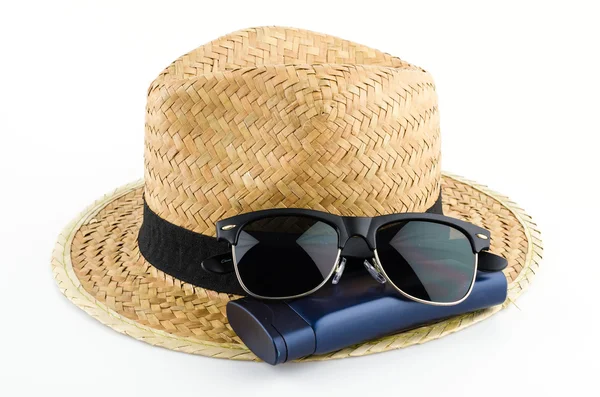 Chapeau, lunettes de soleil et lotion corporelle — Photo