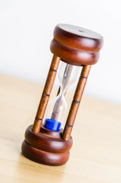 Reloj de arena sobre la mesa — Foto de Stock