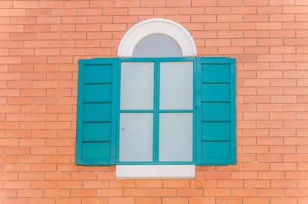 Итальянское окно в винтажной Тоскане — стоковое фото