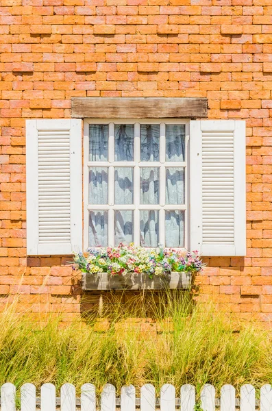 Окно на кирпичной стене — стоковое фото