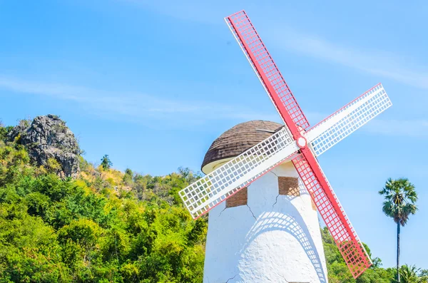 Windmühle im Garten — Stockfoto