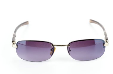 beyaz üzerine güneş gözlüğü