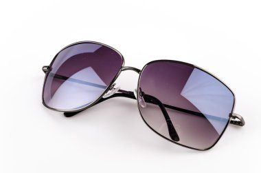 beyaz üzerine güneş gözlüğü