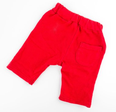 kısa kırmızı pantolon