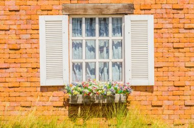 pencere tuğla duvar