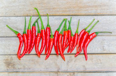 ahşap zemin üzerine kırmızı biber