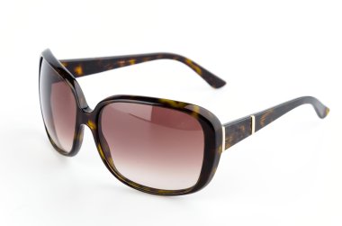 beyaz üzerine güneş gözlüğü