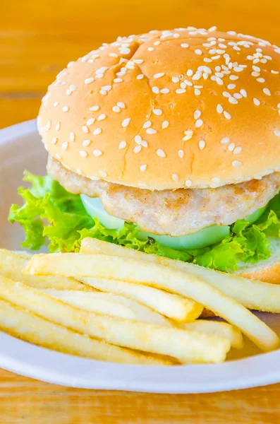Hamburger e patatine fritte — Foto Stock