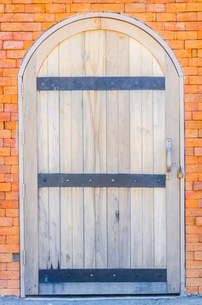 Tür an Ziegelwand — Stockfoto