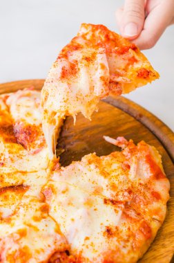 Pizza alarak el