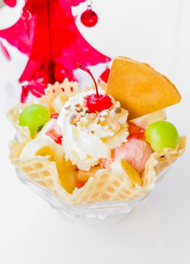 Waffle dondurma ve kiraz
