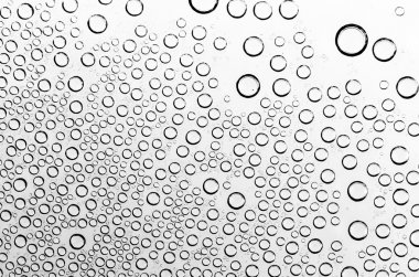 siyah ve beyaz olarak su damlaları