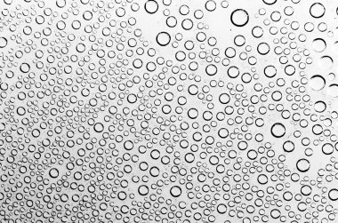 siyah ve beyaz olarak su damlaları