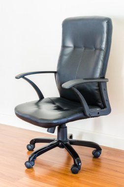 siyah deri ofis koltuğu