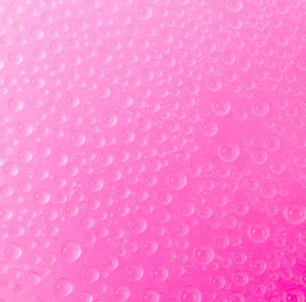 Gouttes d'eau sur fond de couleur — Photo