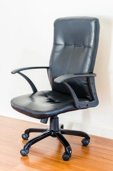 Bürostuhl aus schwarzem Leder — Stockfoto