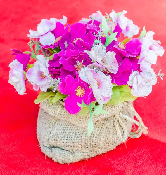 Flores falsas em vaso — Fotografia de Stock