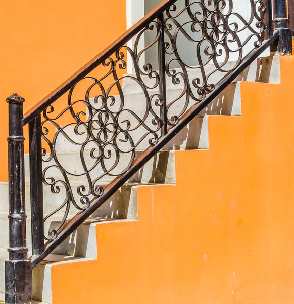 Кирпичная стена лестницы — стоковое фото