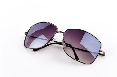 beyaz üzerine güneş gözlüğü