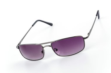 beyaz üzerine güneş gözlüğü