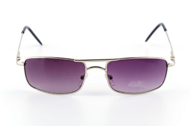 beyaz üzerine güneş gözlüğü