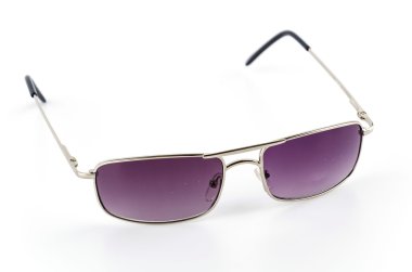 beyaz üzerine güneş gözlüğü