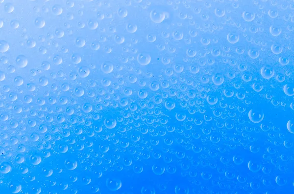 Gotas de agua sobre fondo de color — Foto de Stock