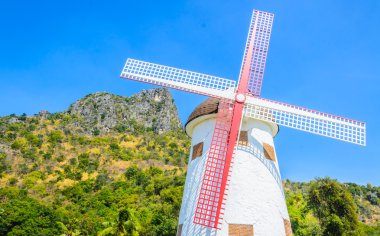 Bahçedeki yel değirmeni