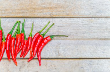 ahşap zemin üzerine kırmızı biber