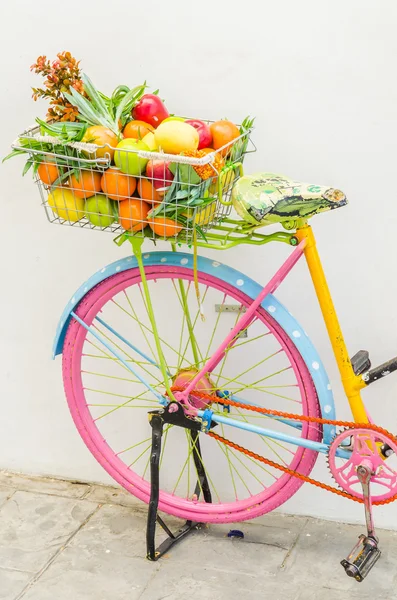 Bicicleta com cesta — Fotografia de Stock
