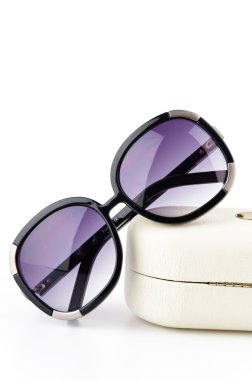 beyaz üzerine güneş gözlüğü