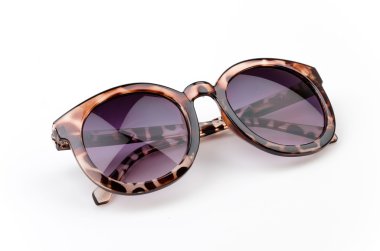 beyaz üzerine güneş gözlüğü