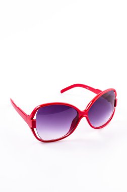 kırmızı güneş gözlüğü