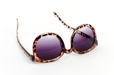 beyaz üzerine güneş gözlüğü