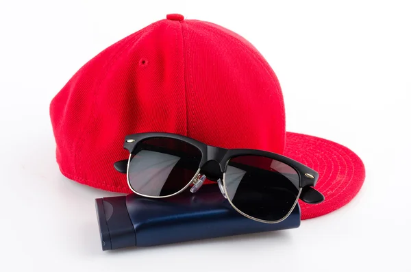 Red cap, sunglasses and lotion — Stock Photo, Image