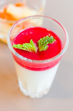 Panna cotta çilekli tatlı