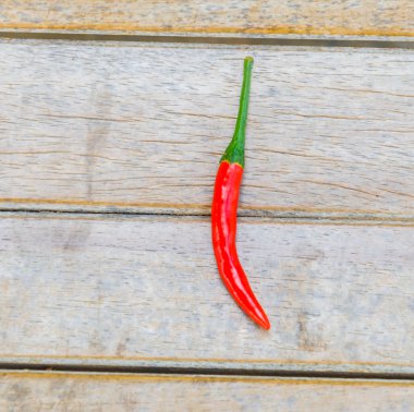 ahşap zemin üzerine kırmızı biber