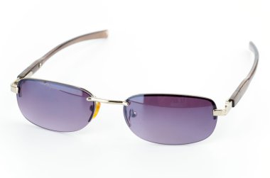 beyaz üzerine güneş gözlüğü