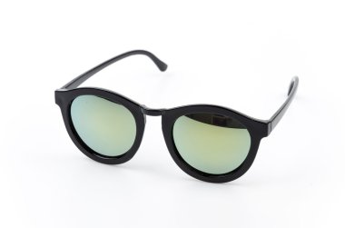 beyaz üzerine güneş gözlüğü