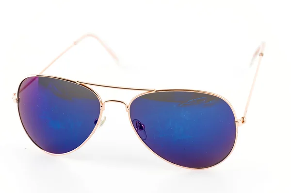 Beyaz üzerine güneş gözlüğü — Stok fotoğraf