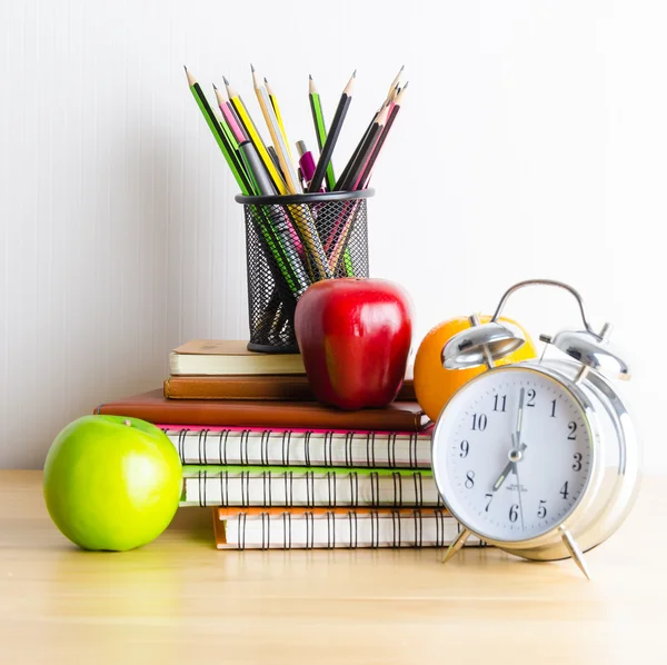 Cuadernos, reloj, lápices, manzanas sobre la mesa —  Fotos de Stock