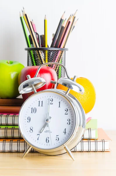 Notez livres, horloge, crayons, pommes sur la table — Photo