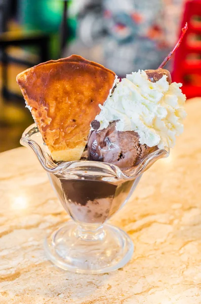 Sobremesa de sorvete de chocolate — Fotografia de Stock