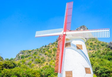 Bahçedeki yel değirmeni