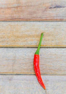 ahşap zemin üzerine kırmızı biber