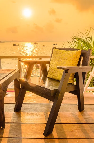 Silla de madera en la playa —  Fotos de Stock