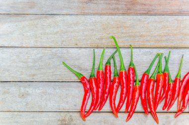 ahşap zemin üzerine kırmızı biber